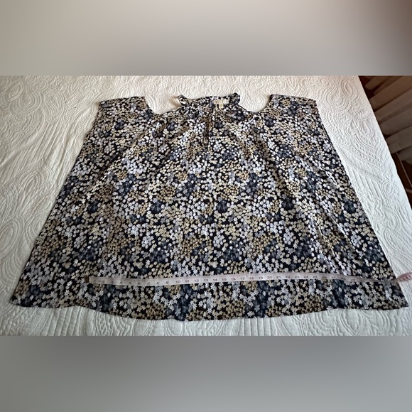 MICHAEL Michael Kors. Top cold shoulder blouse. Size OX - Picture 9 of 13